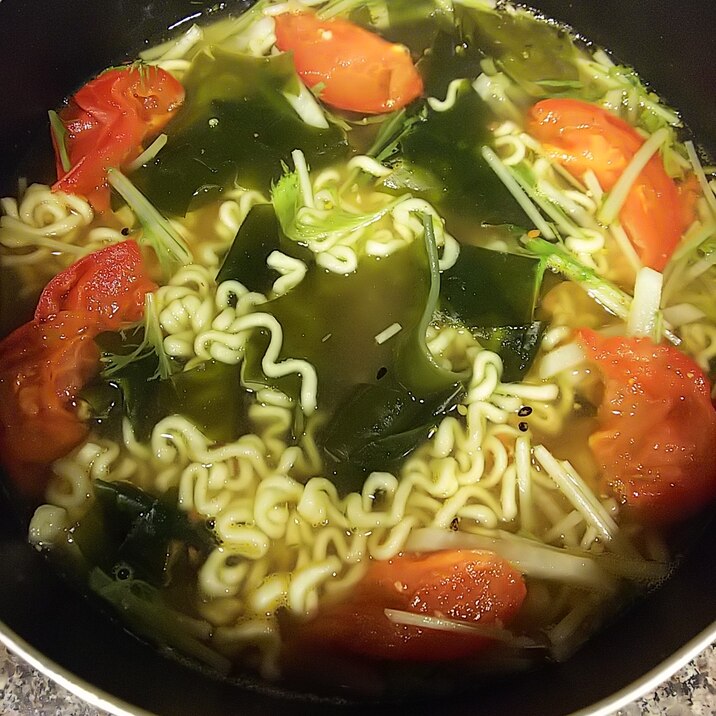 三十雑穀入り！トマトとわかめのラーメン